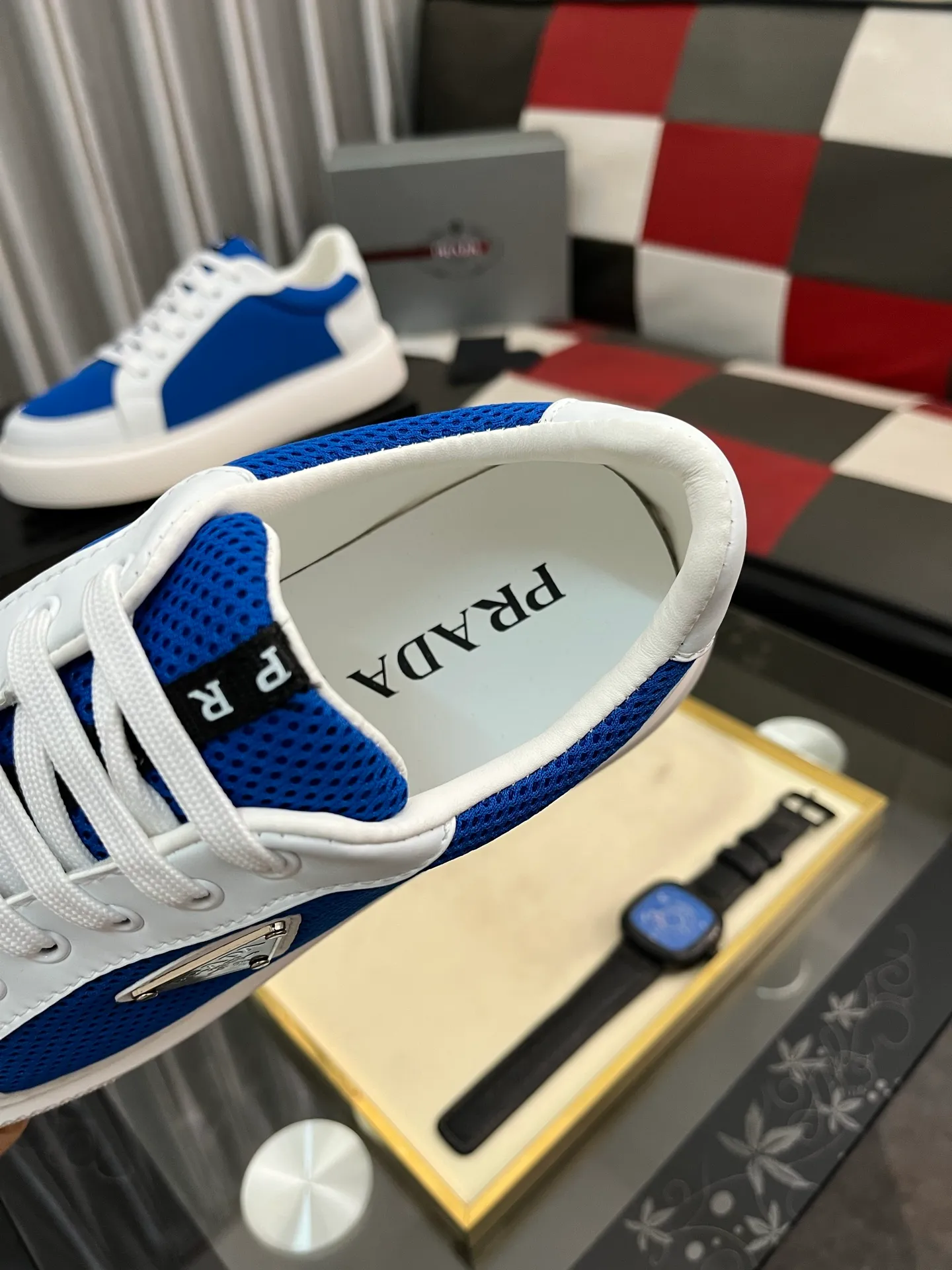 Men's men's shoes💰580⌚️⌚️Prada Prada early spring new model, top original quality, Prada casual sports shoes, made of imported solid color patent leather, spliced mesh cowhide upper, three-dimensional geometric segmentation, multi-color splicing, fashionable and generous, soft, comfortable and breathable. The tongue is decorated with classic letter logo, with fabric lining, cowhide foot pads, matched with P family's exclusive rubber outsole, upper material, breathable knitted fabric imported from Italy The delicate texture is super high-end! Fetal cowhide lining, super soft and comfortable, original molded outsole Size: 38-446️⃣ colors available